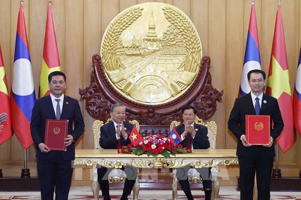 Việt Nam - Lào: Trao Biên bản ghi nhớ về phát triển chuỗi liên kết công nghiệp