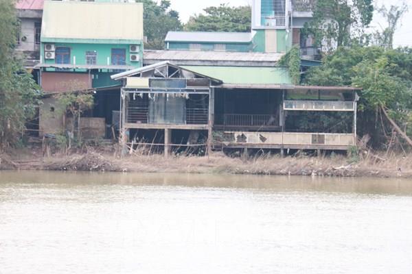 Sạt lở bờ sông Bồ diễn biến phức tạp trong mùa bão lũ