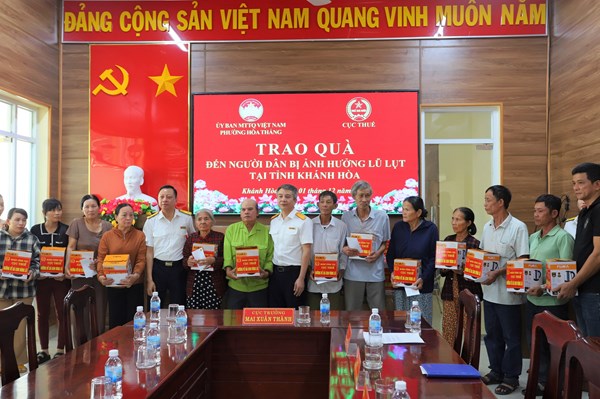 Cục Thuế chia sẻ khó khăn, trao quà hỗ trợ bà con vùng bão lũ Khánh Hòa