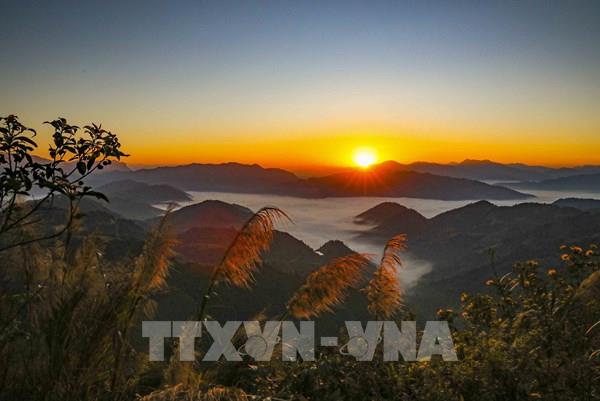 Bình minh giữa biển mây trên đèo Keo Lôm (Điện Biên)