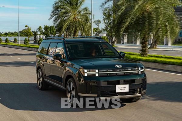 Hyundai Santa Fe Hybrid ra mắt thị trường Việt với giá 1,369 tỷ đồng