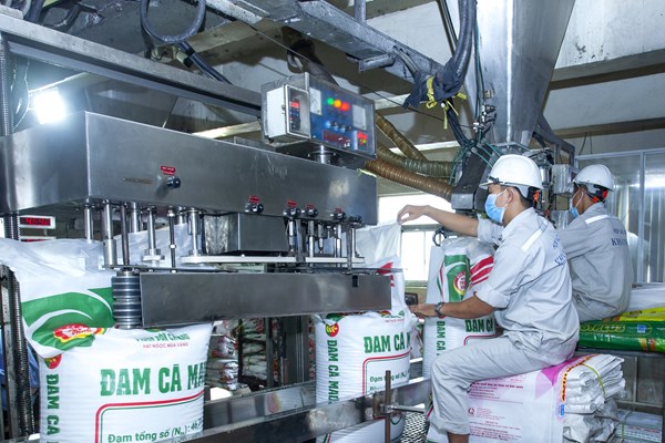 Phân bón Cà Mau cùng san sẻ với miền Trung bão lũ