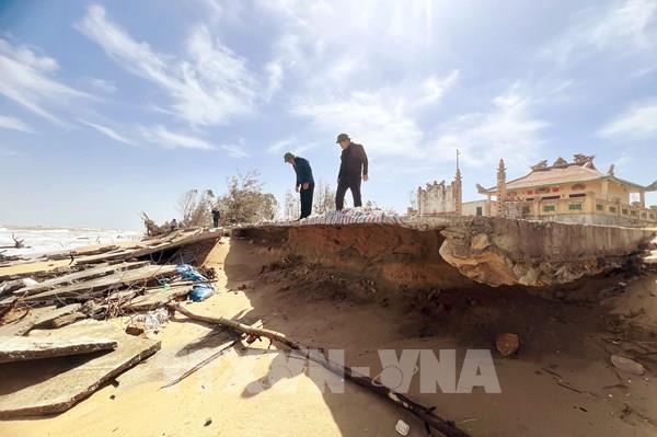 Bờ biển Quảng Trị bị sạt lở nghiêm trọng, người dân sống trong âu lo