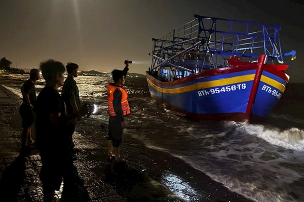 Lâm Đồng cứu khẩn cấp 3 tàu trôi ra cửa biển Phú Hài