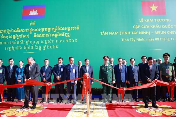 Thủ tướng Phạm Minh Chính và Thủ tướng Campuchia cùng dự khai trương cặp cửa khẩu quốc tế Tân Nam - Meun Chey