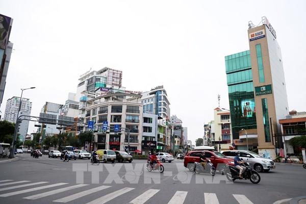 Chấn chỉnh tình trạng trụ bảng quảng cáo chắn lối người đi bộ