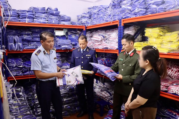 Kiểm tra điểm chứa trữ gần 6.500 bộ quần áo nghi giả nhãn hiệu bán trên thương mại điện tử