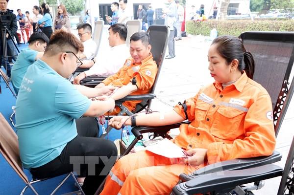 Hàng trăm cán bộ, nhân viên EVN Hải Phòng tham gia hiến máu 