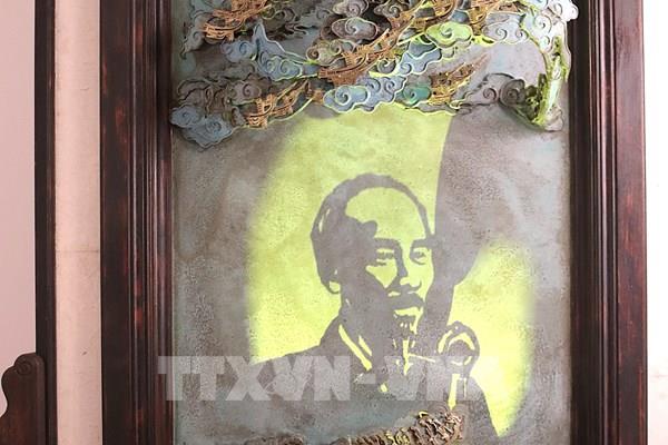 Hình ảnh Chủ tịch Hồ Chí Minh qua điêu khắc ánh sáng tại thủ đô Seoul