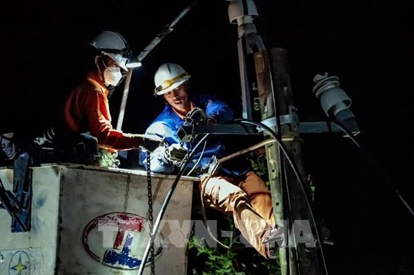 Chiến dịch Quang Trung: Điện lực miền Trung đảm bảo “nhà đến đâu, điện tới đó” 