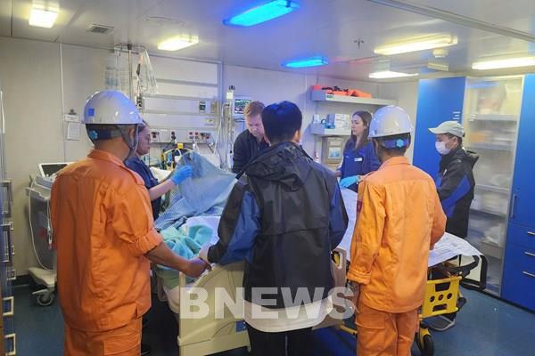 Cứu hành khách gặp tai nạn trên siêu du thuyền quốc tế