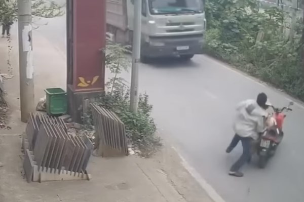 Tạm giữ hình sự đối tượng đẩy ngã Cảnh sát giao thông vào đầu xe tải