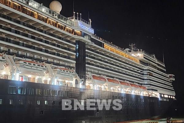 Giữ liên lạc thường xuyên với tàu thuyền trong vùng gió mạnh trên biển