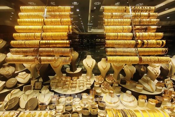 Giá vàng thế giới chạm mức cao nhất 7 tuần, giá bạc rời đỉnh lịch sử