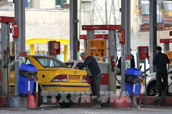 Iran tăng giá xăng đối với khách hàng sử dụng nhiều