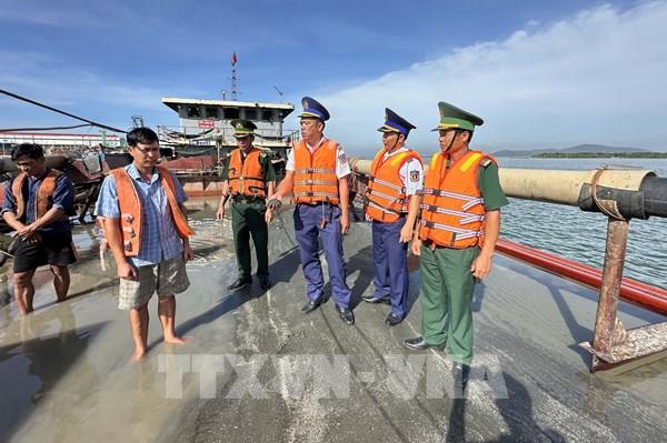 Điều tra vụ vận chuyển cát nhiễm mặn không rõ nguồn gốc trên biển