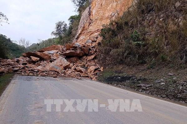 Sạt lở đất đá gây ách tắc giao thông trên Quốc lộ 6