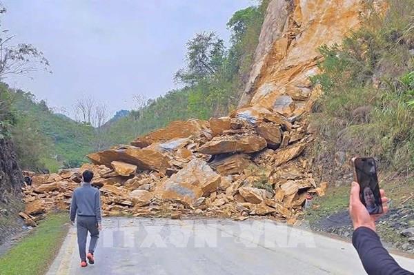 Sạt lở đất đá trên Quốc lộ 6 làm 5 người thương vong