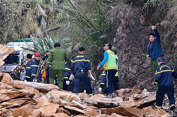 Vụ sạt lở đất đá trên Quốc lộ 6: Đã tìm thấy nạn nhân thứ ba