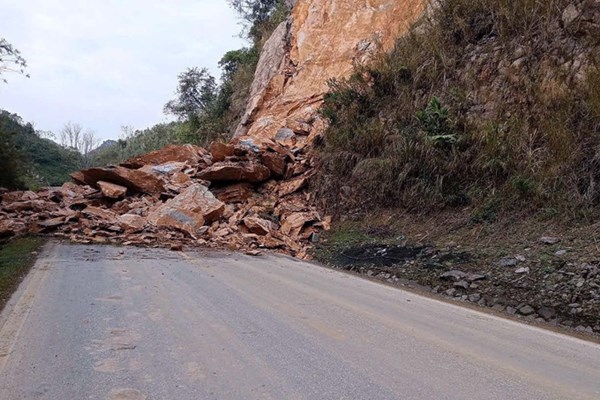 Quốc lộ 6 tạm thời thông tuyến sau vụ sạt lở làm 3 người tử vong