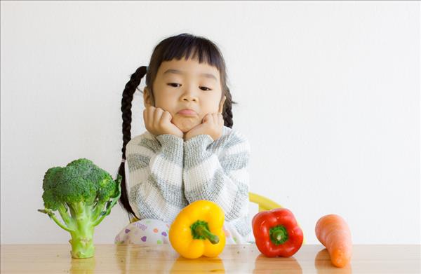 Trẻ biếng ăn: Sai lầm phổ biến cha mẹ nên tránh