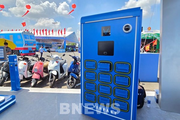 TP. Hồ Chí Minh đề xuất lắp 20.000 tủ đổi pin xe máy điện trên vỉa hè