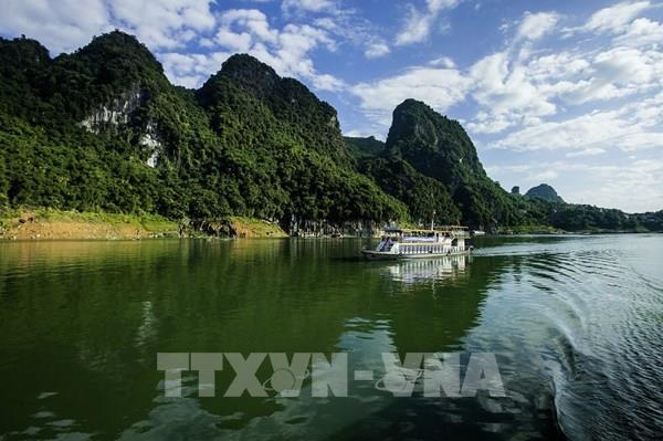  Vẻ đẹp hùng vĩ và thơ mộng của hồ Hòa Bình