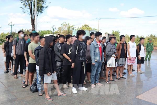 Tiếp nhận 63 công dân Việt Nam do Campuchia trao trả