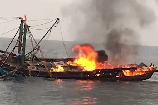 Đà Nẵng: Tàu cá chở 55 ngư dân bất ngờ bốc cháy và bị chìm 