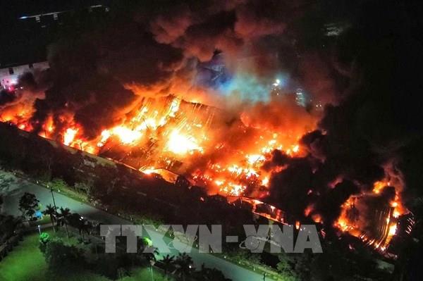 Cháy lớn tại khu công nghiệp Tiên Sơn, nhà xưởng hư hỏng nặng