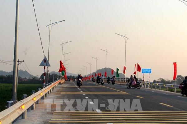 Thông xe kỹ thuật cầu Cẩm Vân: Người dân chấm dứt cảnh qua sông lụy đò