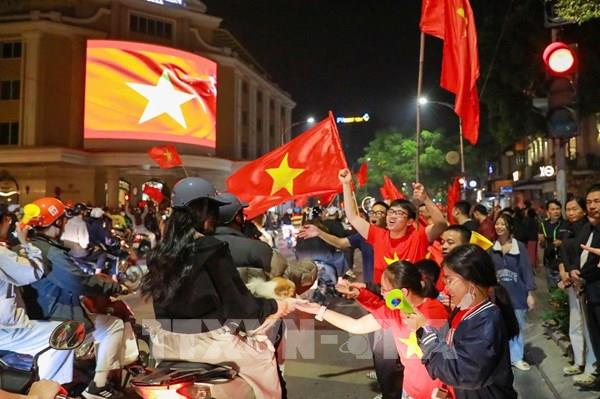 Người dân ra đường mừng U22 Việt Nam giành HCV SEA Games 33