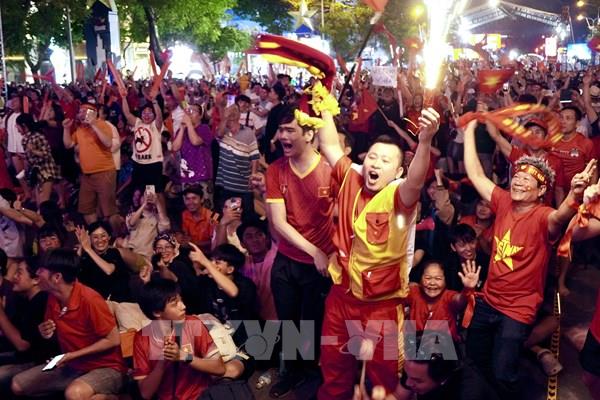 Người hâm mộ TPHCM vỡ oà cảm xúc khi U22 Việt Nam giành Huy chương vàng SEA Games 33