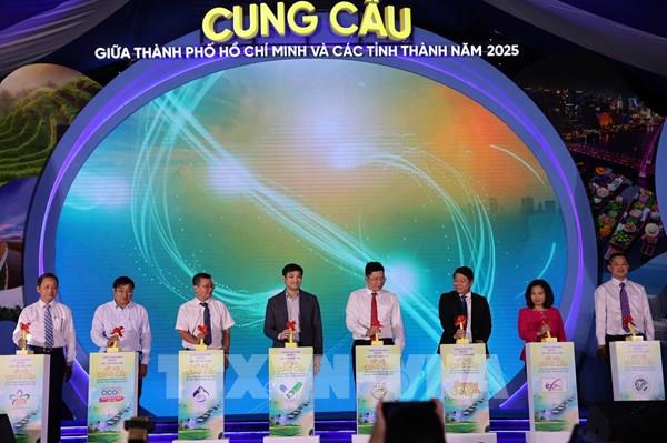 Khai mạc Tuần lễ sản phẩm OCOP, đặc sản vùng miền và kết nối cung cầu 