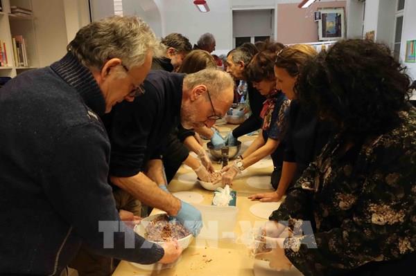 Quảng bá ẩm thực Việt qua lớp học làm nem tại Brussels