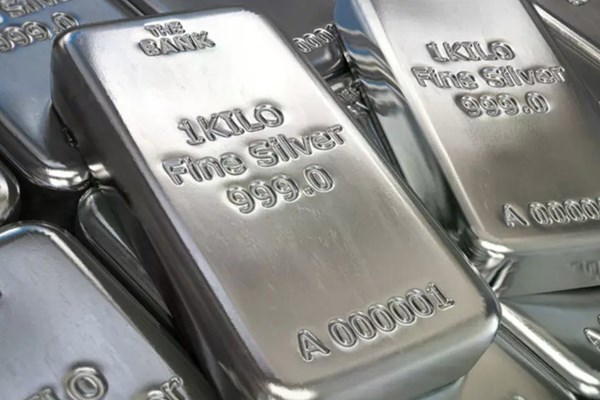 Giá bạc lập kỷ lục, giá vàng giữ nhịp đi lên