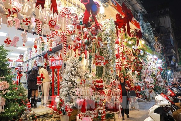 Thị trường Noel 2025: Đa dạng chủng loại, mặt hàng trang trí, cây thông hút khách
