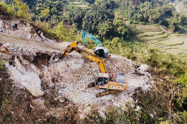 Bám núi, tăng tốc thi công đường dây 220kV Than Uyên - Lào Cai