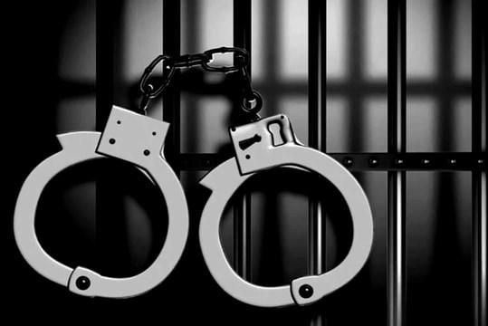 Tạm giữ hình sự người phụ nữ lấy đồ, hành hung nữ sinh