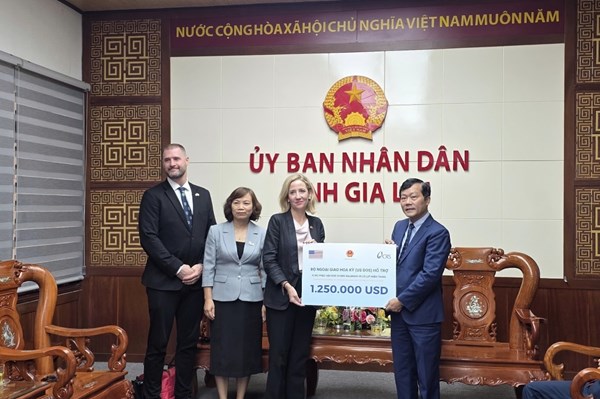 Trao viện trợ của Chính phủ Hoa Kỳ hỗ trợ nhân dân miền Trung phục hồi sau thiên tai