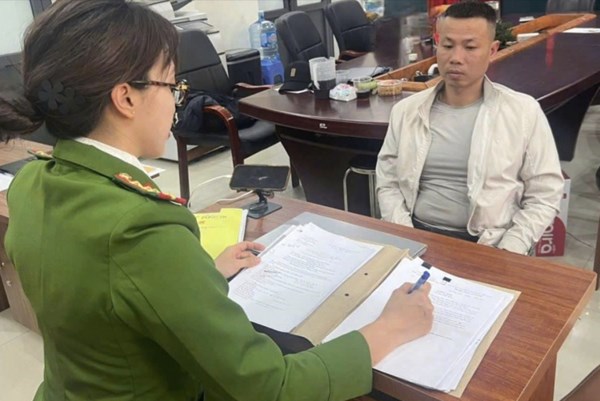 Tạm giữ lái xe gây tai nạn lật ô tô ở Ngã Tư Sở, dương tính ma túy