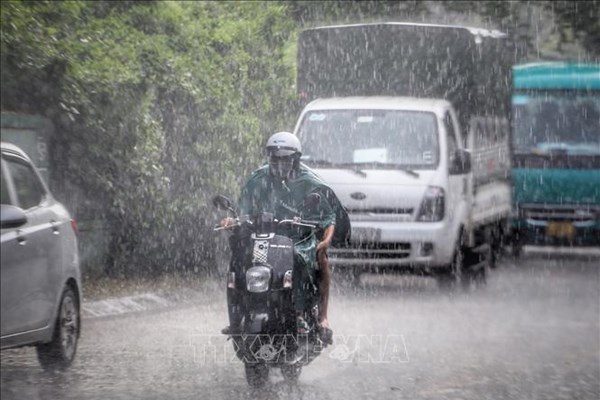 Mưa lớn cục bộ tại khu vực Trung Bộ và Nam Bộ