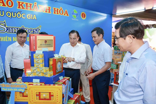 Tinh hoa yến sào giữa không gian hội chợ sôi động