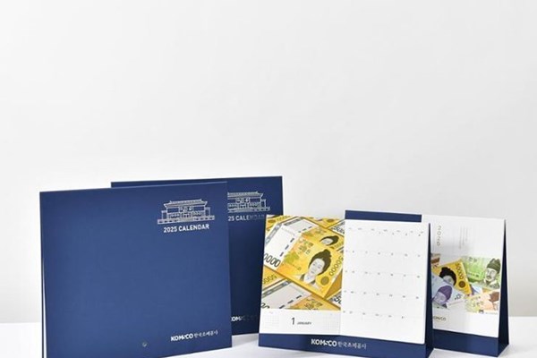 Hàn Quốc tái chế phế liệu sản xuất hộ chiếu thành sản phẩm lưu niệm