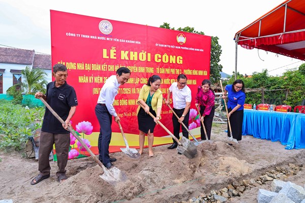 Yến sào Khánh Hòa trao mái ấm Đại đoàn kết