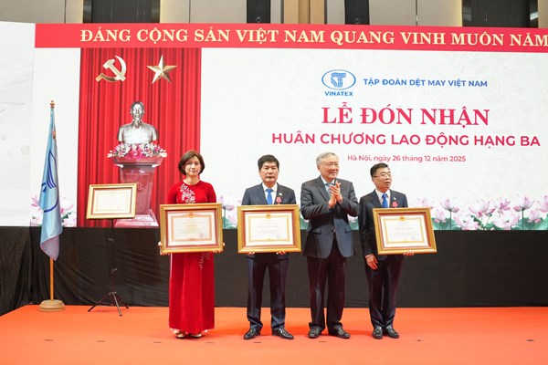 Vinatex đón nhận Huân chương Lao động hạng Ba 