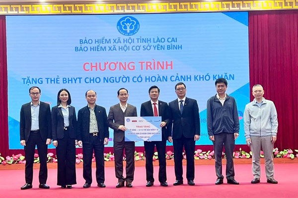 Agribank tặng gần 8.000 thẻ BHYT cho người có hoàn cảnh khó khăn trước thềm năm mới  