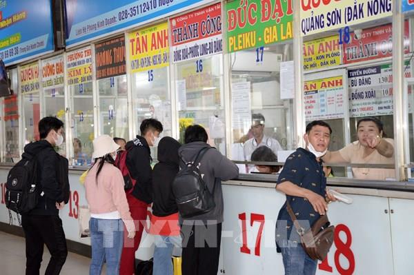 Bến xe nhộn nhịp, cửa ngõ TP. Hồ Chí Minh đông đúc trước kỳ nghỉ lễ