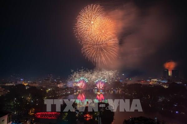 Đêm Hồ Gươm lung linh pháo hoa chào năm mới