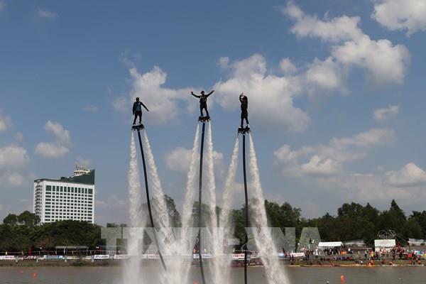 Flyboard khuấy động lễ hội sông nước Cần Thơ
